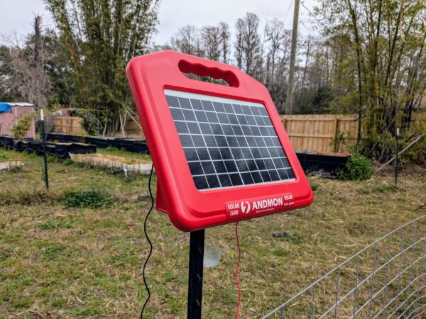 solar charger for an electric pig fence 